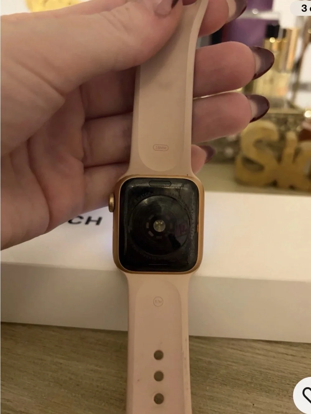 Apple Watch SE comes with Bands with Charger